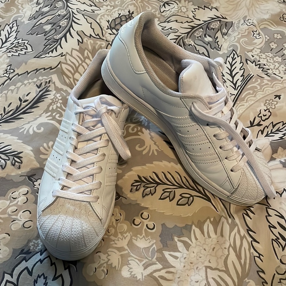 Adidas superstar white shell toes.